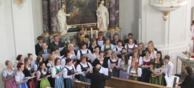 Kirchenchor und Jugendchor gestalten Pfingstmesse