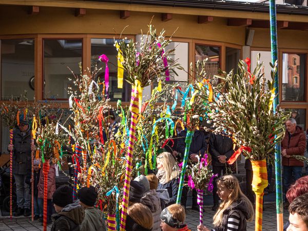 Palmbesenbinden des katholischen Familienverbandes