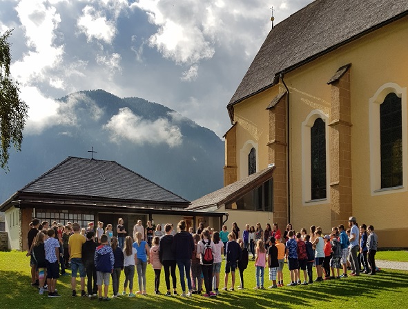 Gruppenfoto vor der Pfarrkirche Kartitsch