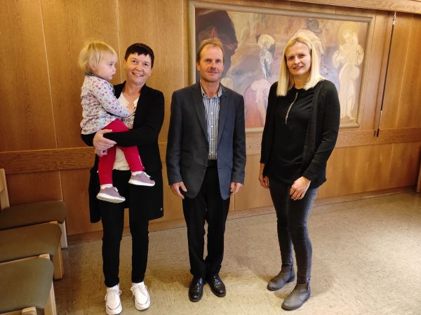von links: Tagesmutter Christine Bergmann mit ihrem Tageskind, Bmg. Franz Webhofer, Mag. Sabine Weiler