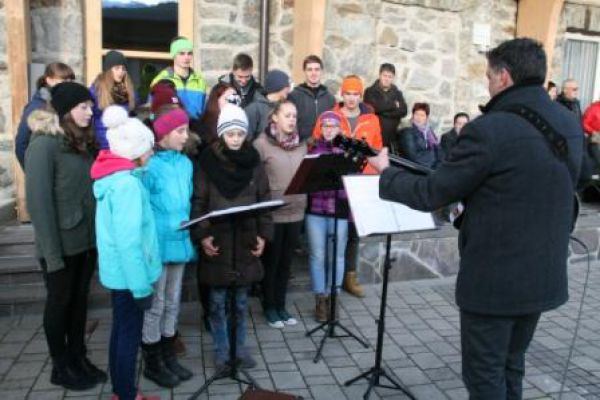 Die Tillger Gietschn und Buibm singen.