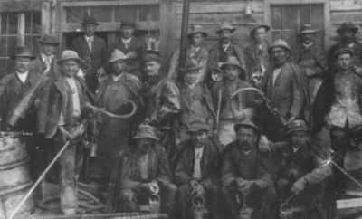 Arbeiter vor dem Arbeiterhaus im Bergwerk Fronstadl