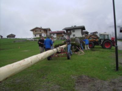 FF Strassen stellt Maibaum auf