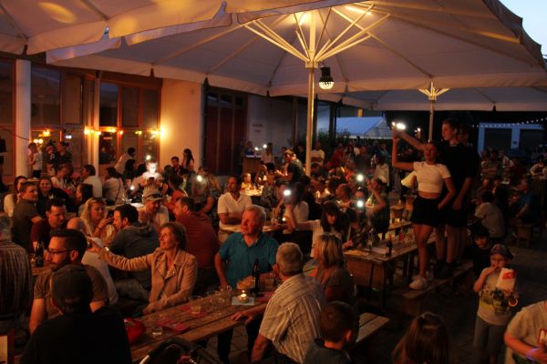 Stimmungsvolle Schulschlussparty in Strassen