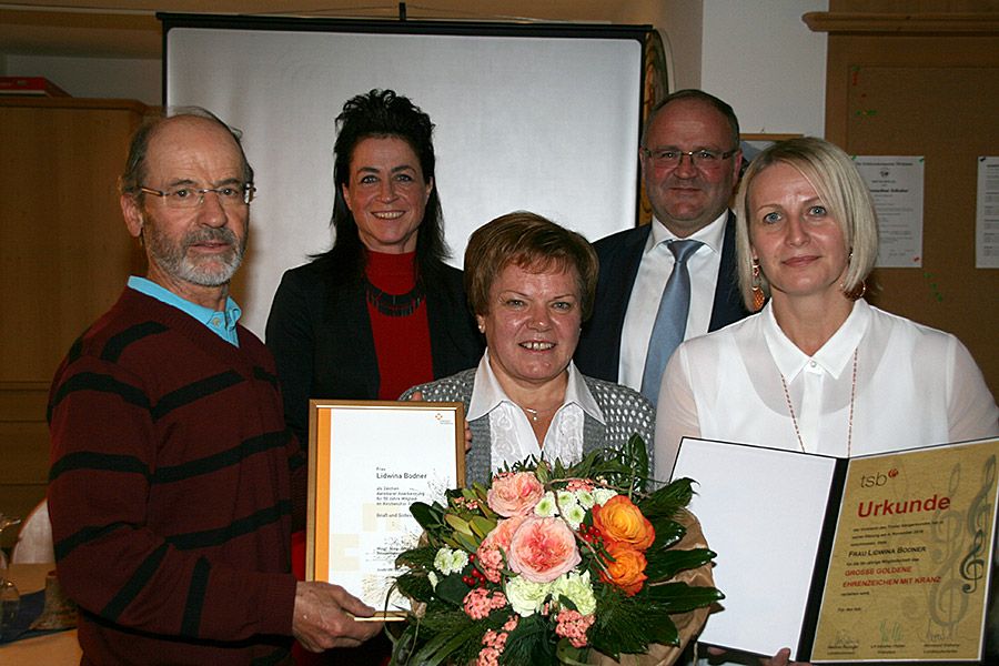 v.l.: Alfred Schett, Obfrau-Stv. Helene Huber, Lidwina Bodner, Vize-Bgm. Karl Mair, Obfrau Verena Mair