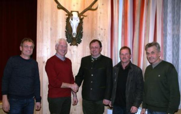 Oswald Mayr, Obm Anton Schett, Bgm. Franz Webhofer und Hegemeister Werner Moser (v. links) gratulieren Jagdpächter Reinhard Bachmann (Mitte)