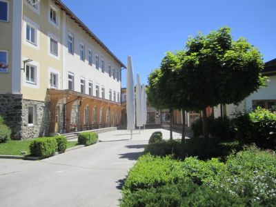 Sonnenschirme für Volksschulhof und Gemeindehausvorplatz